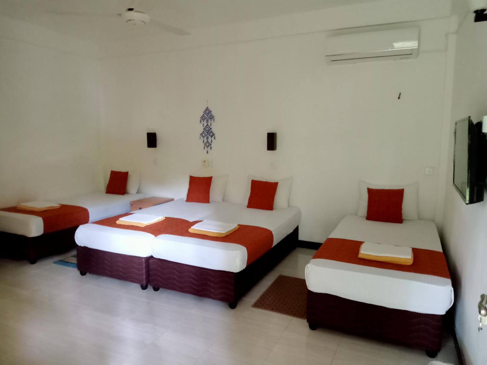 Kithmi Resort โปลอนนารูวา ภายนอก รูปภาพ
